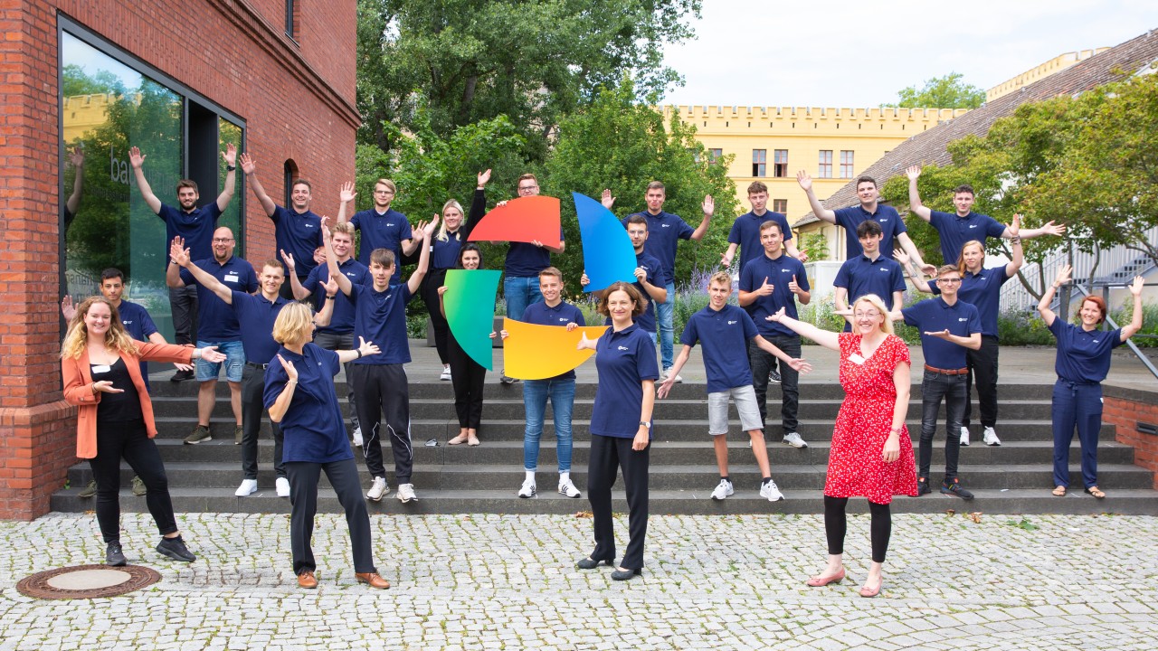 Gruppenbild der neuen Azubis 2022 auf der Treppe in der Schiffbauergasse