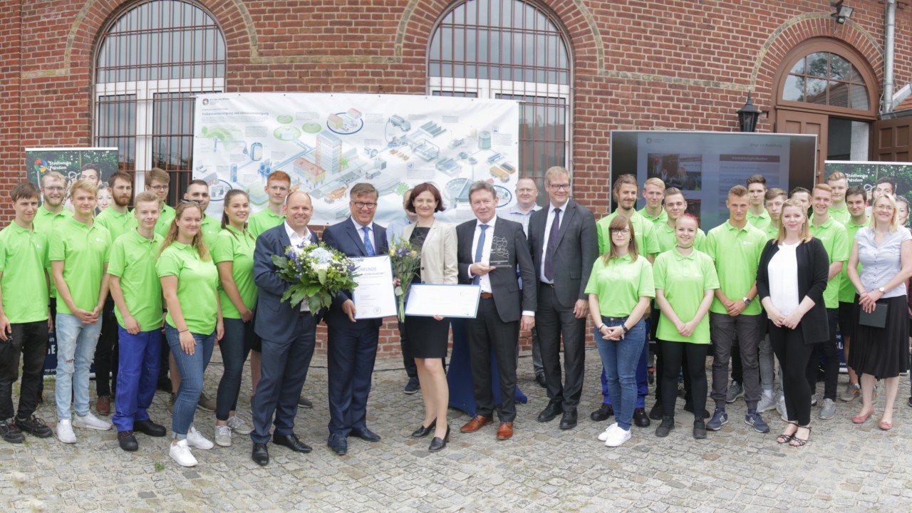 Gruppenfoto bei der Auszeichnung zum Top Ausbilder der IHK, © Christian Becker