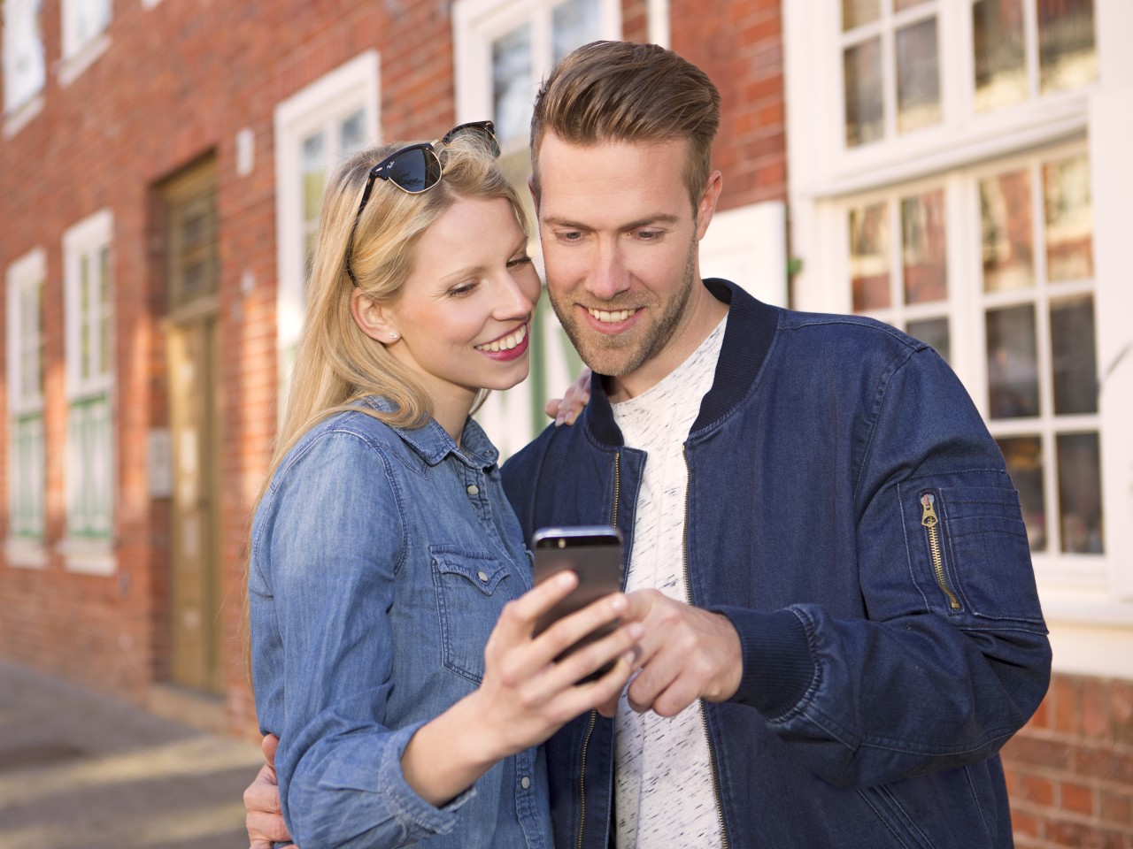 Junges Pärchen mit dem Smartphone in der Hand und der Echt Potsdam App im Holländerviertel, © Kathleen Friedrich