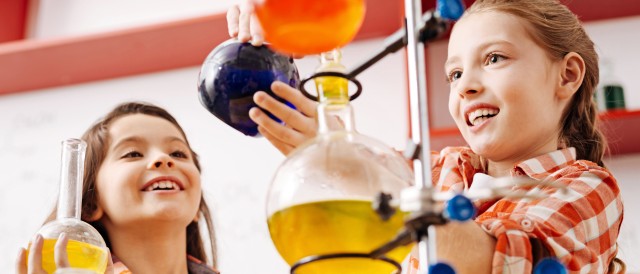 Zwei Kinder experimentieren in Chemie mit Flüssigkeiten in Kolben., © Fotolia / Viacheslav Iakobchuk