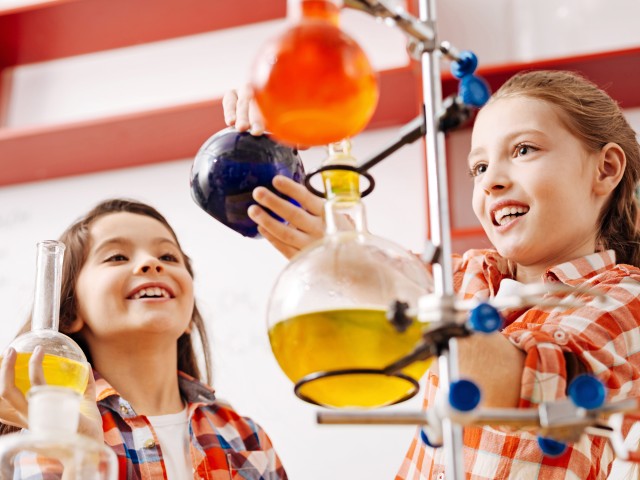 Zwei Kinder experimentieren in Chemie mit Flüssigkeiten in Kolben., © Fotolia / Viacheslav Iakobchuk