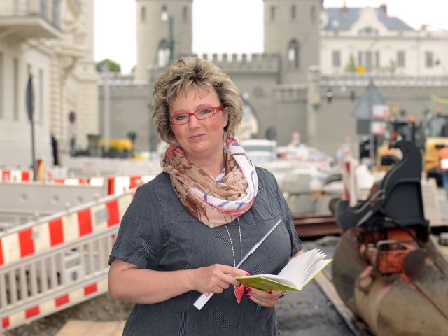 Mitarbeiterin der Stadtwerke Potsdam steht vor der Baustelle in der Friedrich-Ebert-Straße, © Sabeth Stickforth