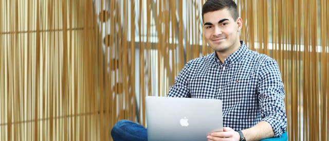 Werkstudent der Stadtwerke in der Lounge mit einem Laptop in den Armen, © Kathleen Friedrich