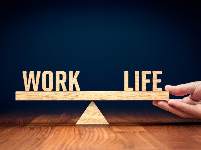 Hand hält Waage mit Work und Life im Gleichgewicht, © AdobeStock