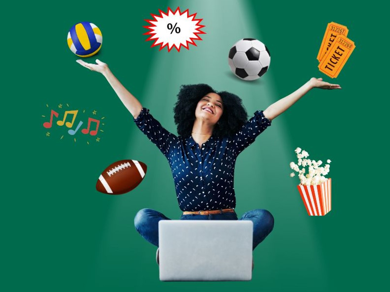 Jubelnde Frau vorm Laptop, sie ist umgeben von verschiedenen Bällen, Popcorntüten, Rabattzeichen