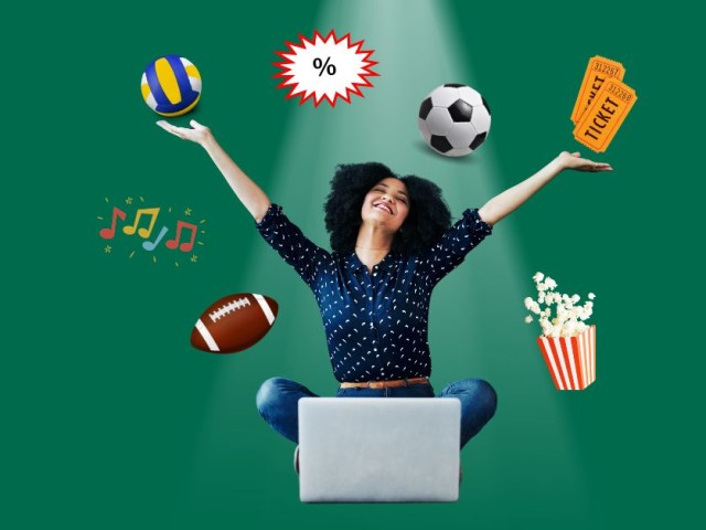 Jubelnde Frau vorm Laptop, sie ist umgeben von verschiedenen Bällen, Popcorntüten, Rabattzeichen