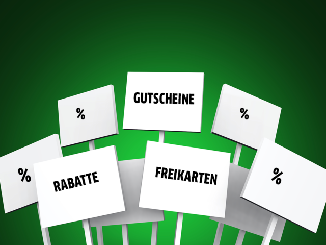 verschiedene Schilder auf denen Prozentzeichen und das Wort Rabatt stehen
