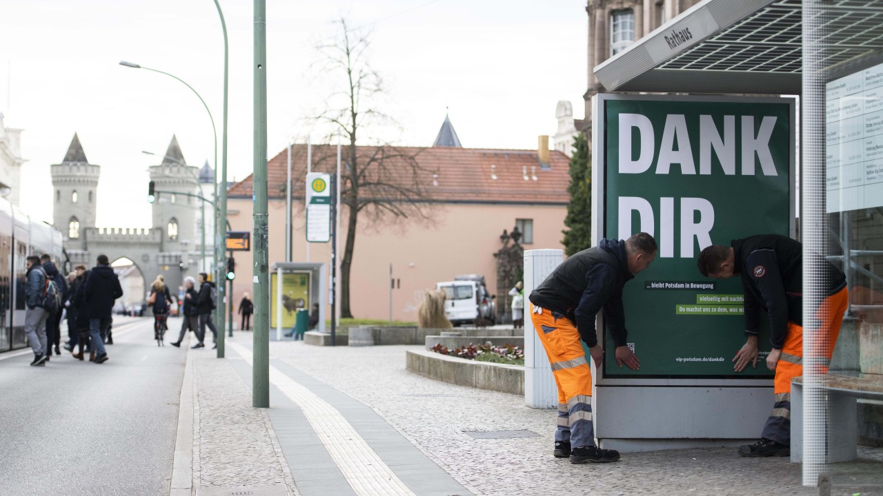 Mitarbeiter aus dem Bereich Infrastruktur bei der Arbeit an den Haltestellen, © vip/kontur
