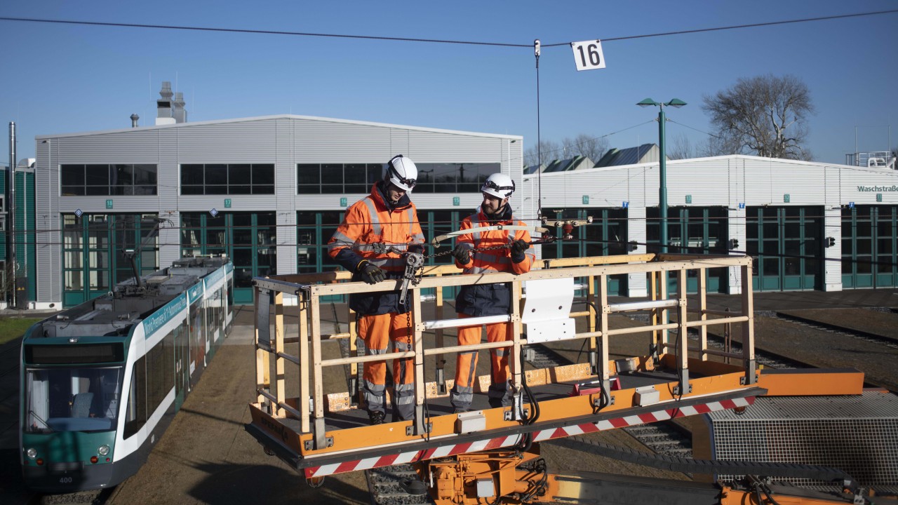 Mitarbeiter bei der Arbeit im Bereich Infrastruktur auf der Hebebühne, © vip/kontur