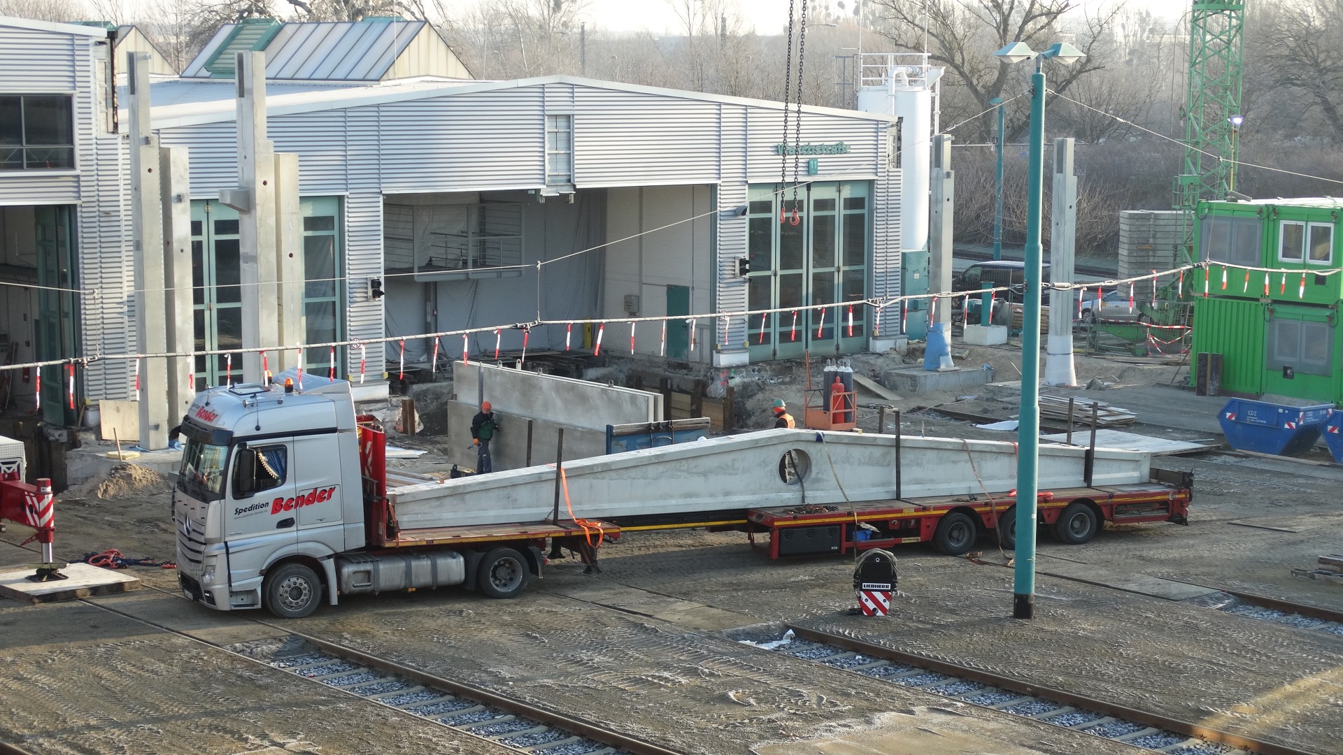 Dachbinder für die Werkstatterweiterung werden vor der Halle angeliefert, © ViP