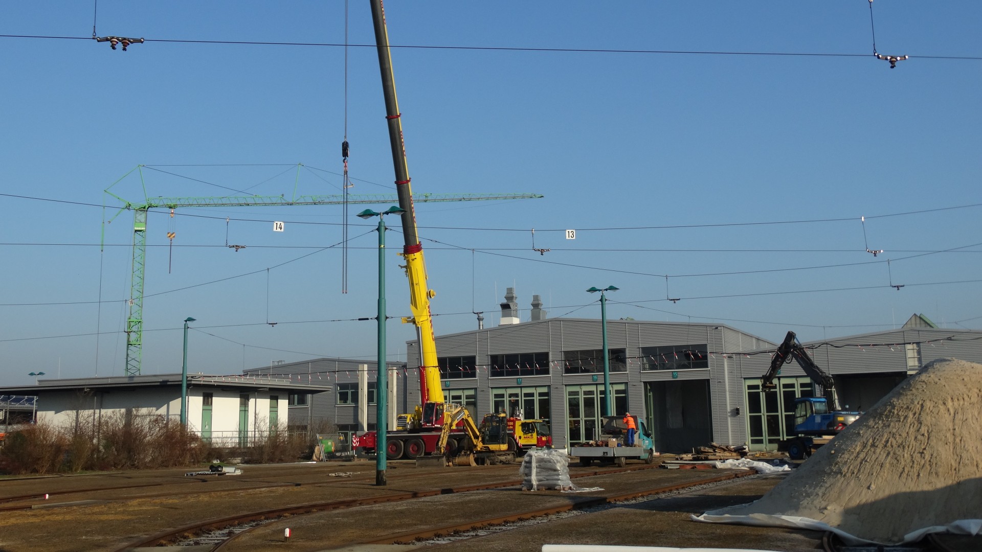 Werkstatt Tram aufstellen der Stützpfeiler für das Dach, © ViP