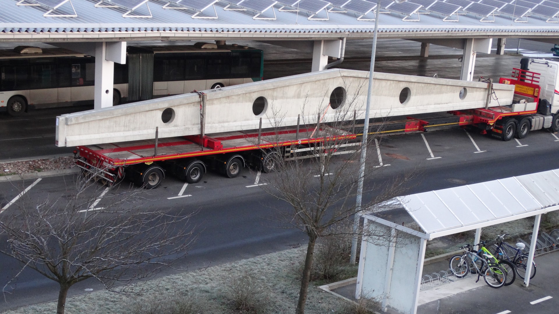 Anleiferung der Dachbinder für die Werkstatterweiterung mit Schwerlasttransport, © ViP