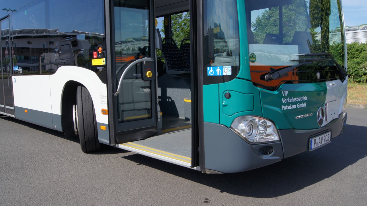 Bus, erste Tür am Bus offen, Vordereinstieg