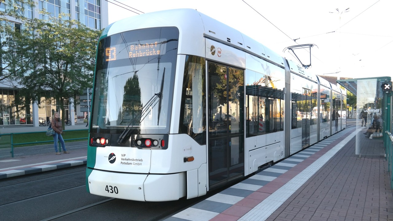 Tram Variobahn 430 an der HAltestelle Platz der Einheit/Bildungsforum, © ViP