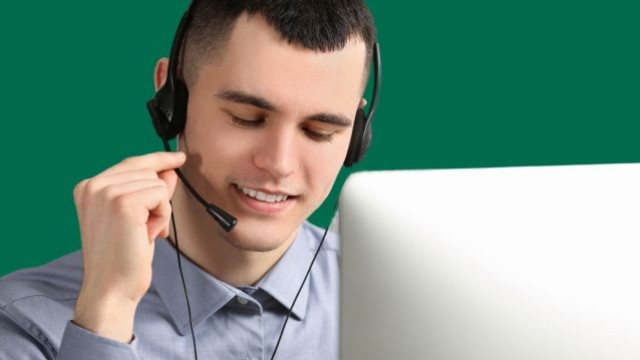 Mann mit Headset im telefonischen Kundenkontakt