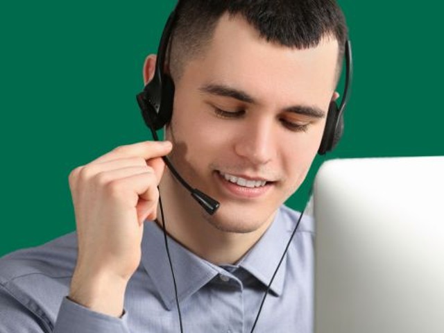 Mann mit Headset im telefonischen Kundenkontakt