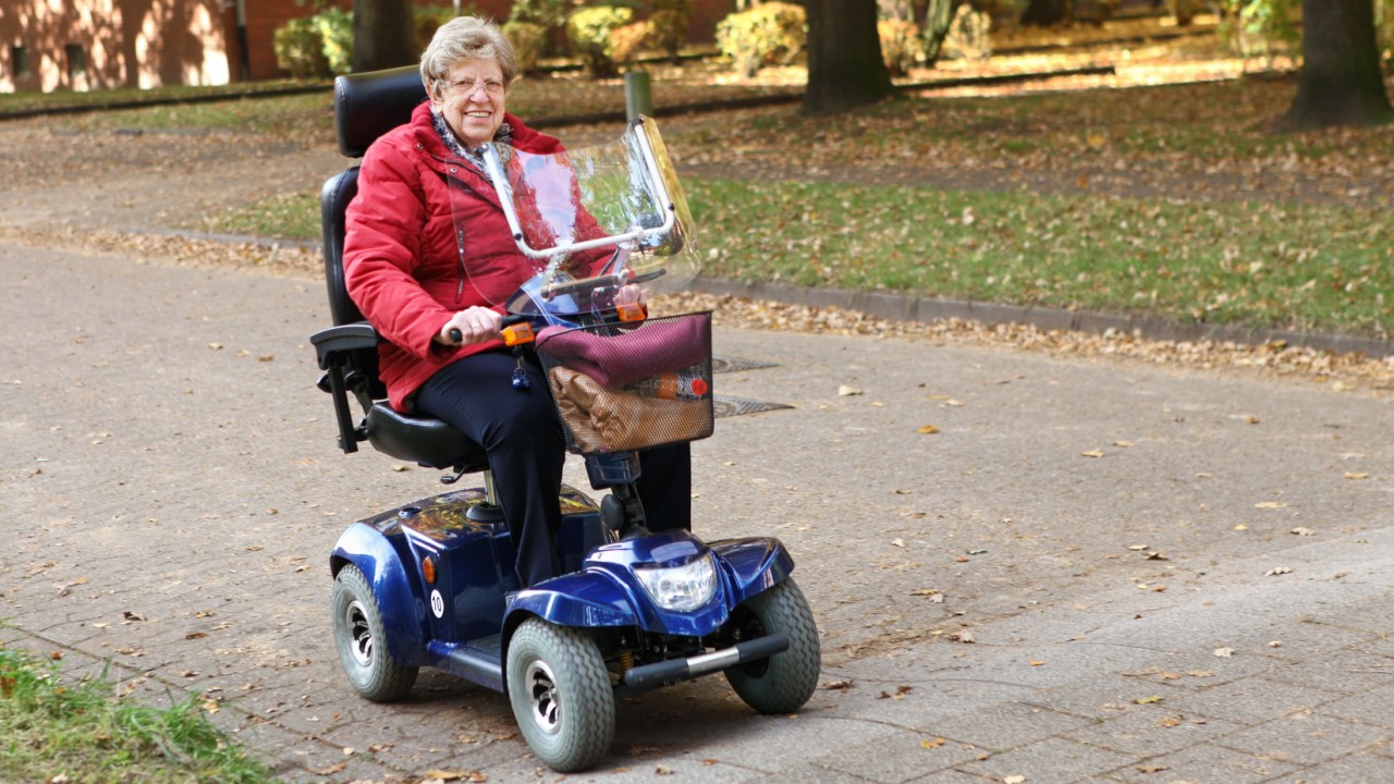 Seniorin im Elektromobil (E-Scooter), © Fotolia. com (tbel)