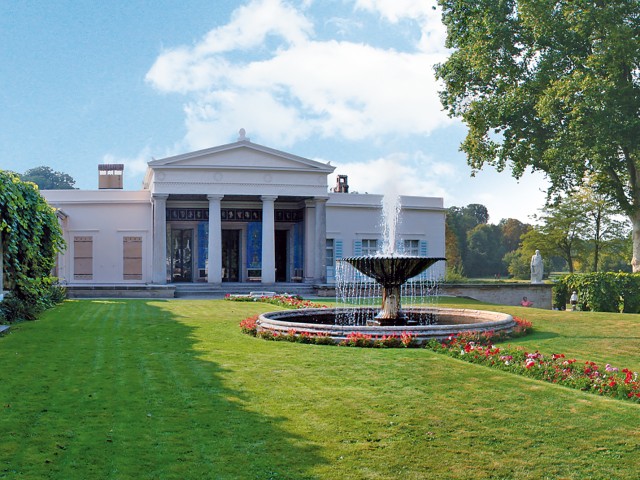 Schloss Charlottenhof Vorderansicht mit Spingbrunnen, © Joachim Nölte, terrapress