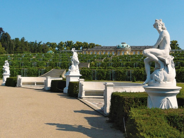 Schloss Sanssouci mit Statuern im Vordergrund, © Joachim Nölte, terrapress