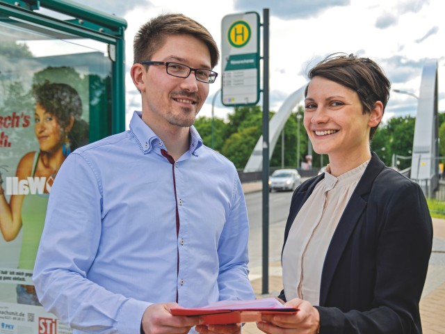 Ein Mann und eine Fraun aus der Verkehrsplanung vom Verkehrsbetrieb Potsdam stehen ander Haltestelle Römerschanze, © Sabeth Stickforth