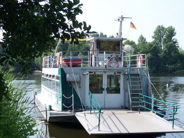 Fähre F1 zwischen Auf dem Kiewitt und Hermannswerder auf dem Wasser