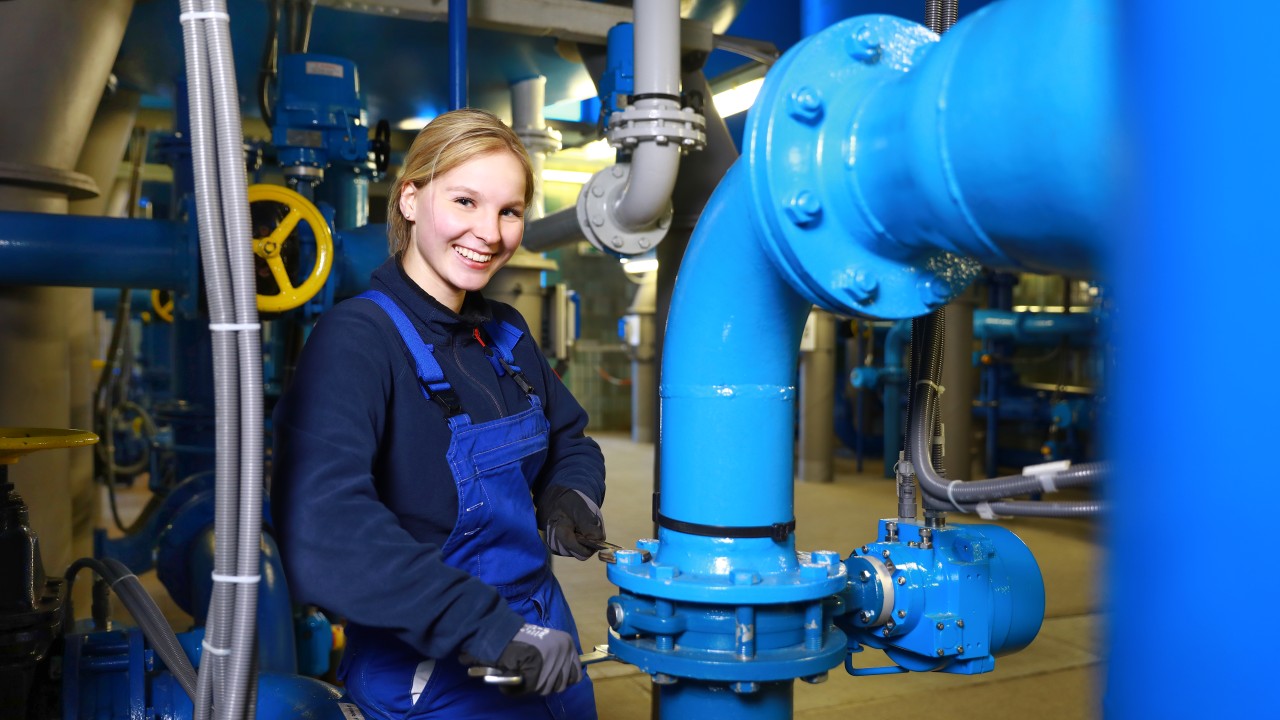Fachkraft für Wasserversorgungstechnik im Wasserwerk bei der Arbeit, © Kathleen Friedrich