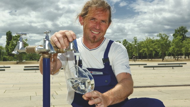 Mitarbeiter der Energie und Wasser nimmt Wasserprobe am Lustgarten in Potsdam