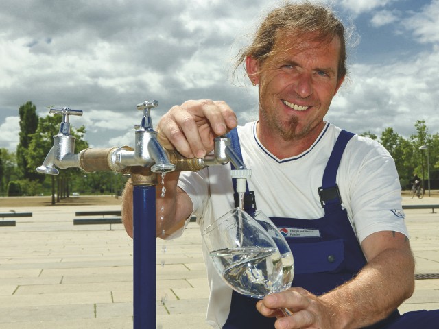 Mitarbeiter der Energie und Wasser nimmt Wasserprobe am Lustgarten in Potsdam