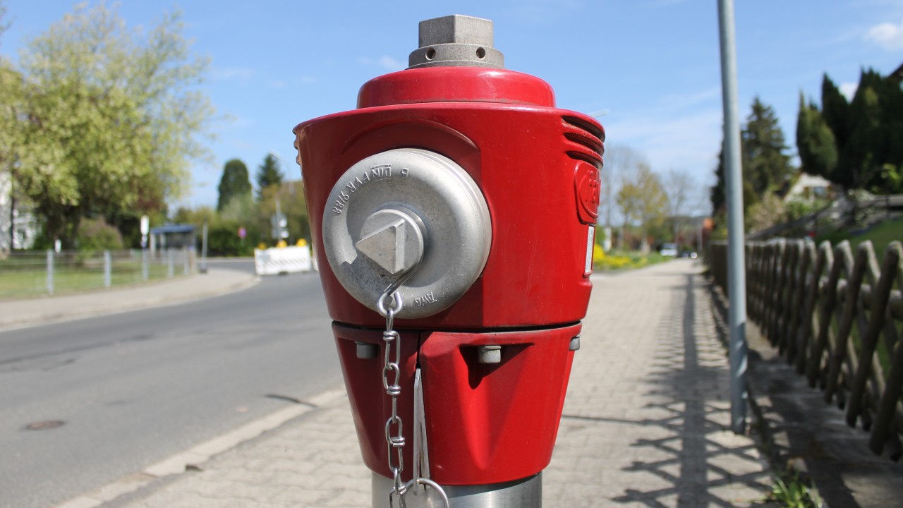 Überflurhydrant auf den Gehweg am Straßenrand in einer Wohnsiedlung