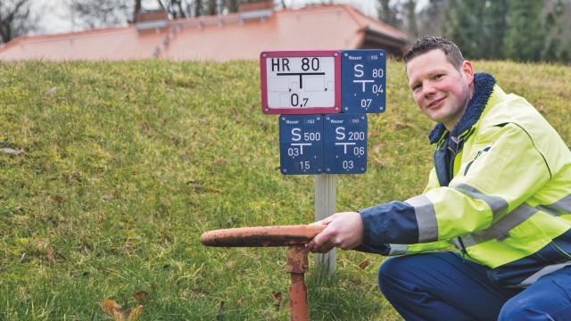 Mitarbeiter der Energie und Wasser Potsdam kniet neben einem Hydrantenschild , © Katrin Paulus